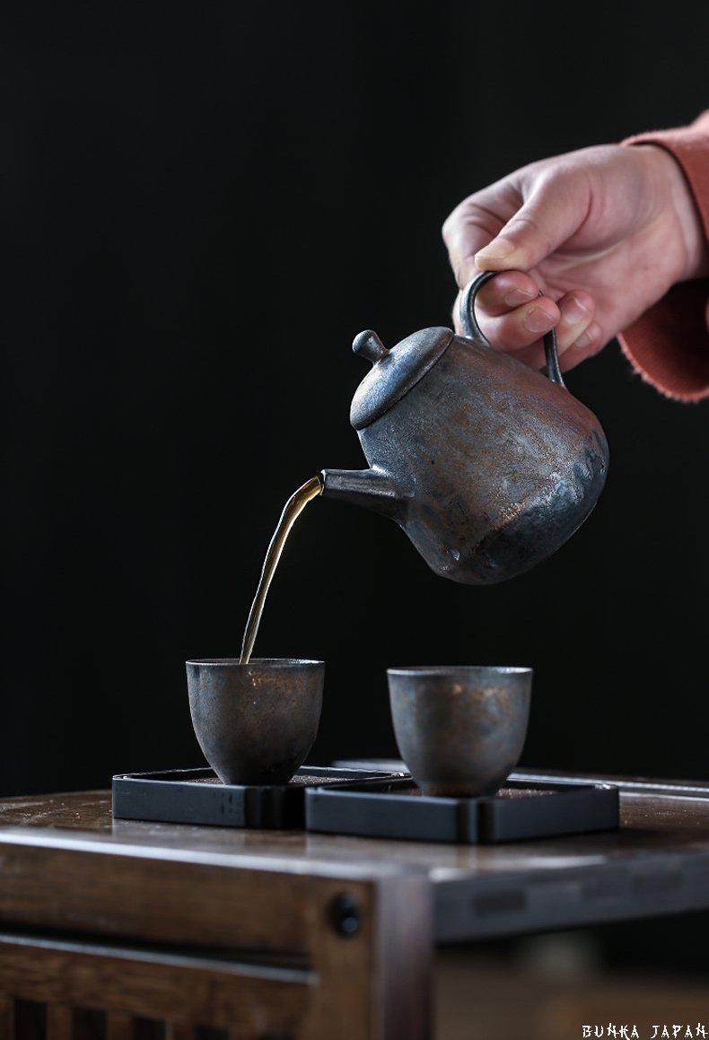 product-demo-pouring-tea-into-Japanese-tea-cups